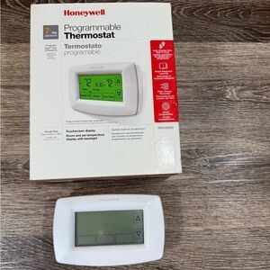 Honeywell Thermostat Programmable RTH7600D 6"w x3.2"h x 1"d White Used Tested